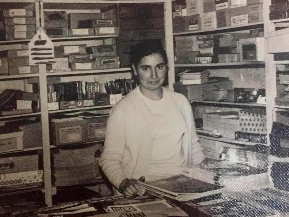 Fotografía en blanco y negro de la librería familiar en El Antiguo donde comenzó la tradición que dio origen a Librería Lilura, Lasarte-Oria